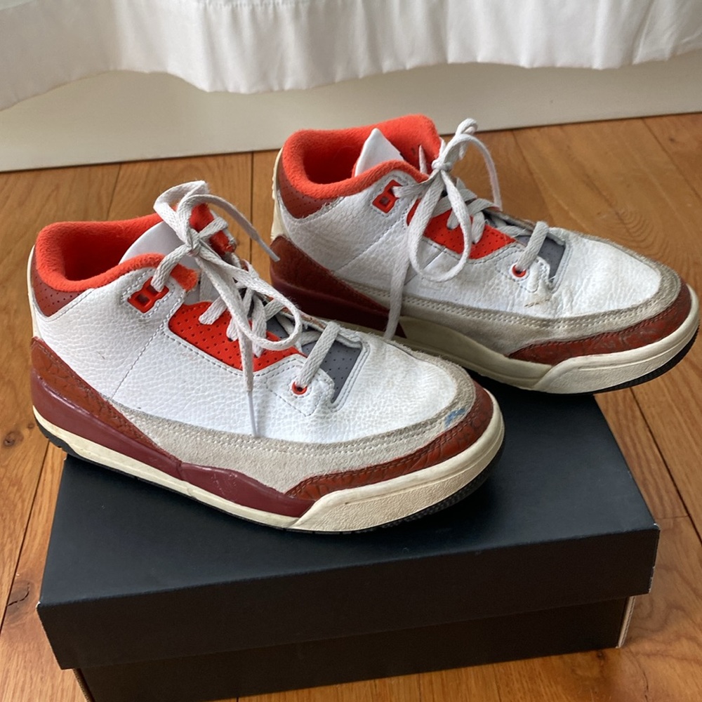 Used Jordan 3 Retro. Size 2 - Picture 3 of 6